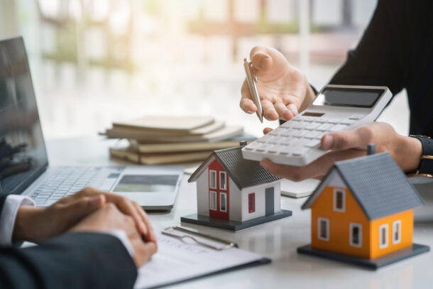 Czy w XXI wieku więcej ludzi kupuje, sprzedaje czy wynajmuje mieszkania? 